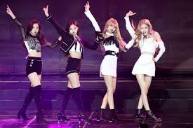 Iya ga kaya org yg enak2 d gudang angkutin barang, sambung akun @pa****sy. 7 Baju Panggung Blackpink Yang Kelewat Seksi