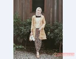 Model Kebaya Muslim Kutubaru Kombinasi Payung Kuning Emas Fashionsista Co Model Model Fashion Terbaru 2020
