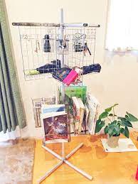 誰でも簡単に作れるアルミフレームdiy アルミパイプを使ってリビングにマガジンラックを 作りました 回転式のラックで100均のファイルケースを 利用しており 40冊ほどの雑誌やファイルを 収納することができます 上段には鍵や携帯 名札など小物を置ける 収納