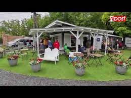 Lehetett kapni csapolt sört meg fröccsöcskét és kávét, aztán ki lehetett ülni az üzlet elé ezeket elfogyasztani. Igy Duborog Ordog Nora Balatoni Kisboltja Youtube