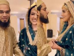 Gezimanya'da sana hakkında bilgi bulabilir, sana gezi notlarına, fotoğraflarına, turlarına ve videolarına ulaşabilirsiniz. Sana Khan Mufti Anas New Video Video Newlywed Sana Khan Looks Beautiful In Green Sharara Set As She Recites Ayatul Kursi With Husband Mufti