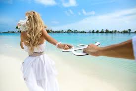 Wedding On Maldives Young Couple Honeymoon On Maldives Sponsored Maldives Wedding Young Honey Honeymoon Holidays Wedding Photoshoot Cheap Honeymoon