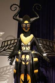 Gladys Knight The Masked Singer Season 1 Bee Costume Gladys Knight The Masked Singer Season 1 Bee Costume Bee Costume In 2020 Singer Costumes Singer Tv Singer