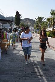 Ama kendi babasını doya doya. Prenses Nilufer Jah Bodrum Da Yuruyus Yaparken Goruntulendi Magazin Haberleri