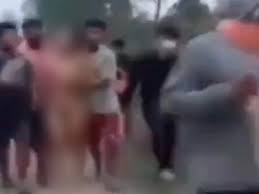 El video de dos mujeres obligadas a desfilar desnudas por decenas de  hombres desató una ola de ira e indignación en la India - Infobae
