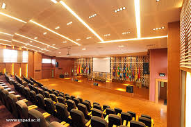 Universitas padjadjaran memiliki dua kampus utama, yaitu kampus iwa koesoemasoemantri di dipati ukur, bandung dan kampus jatinangor, kabupaten sumedang. Auditorium Bale Santika Universitas Padjadjaran