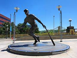 Roberto clemente's statue was also moved from three rivers stadium to its current location outside of the center field entrance. Statue Of Roberto Clemente Pittsburgh Pa There Are Statues Of The Pirates Hall Of Famers At Various Roberto Clemente Three Rivers Stadium Pittsburgh Sports