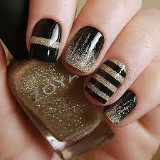 Aplique dos capas de esmalte café claro. Pin De Susanne Teichmann En Nail Art Unas Negras Con Dorado Manicura De Unas Mejores Disenos De Unas
