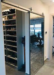 Geleneksel Ahir Kapisi Modeli Surgulu Cam Kapi Homify Ahir Kapisi Ic Mekanlar Aynalar