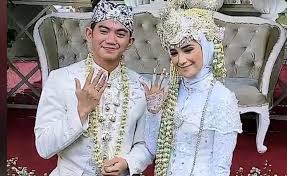 Dalam instagram story itu, terlihat nadya sedang berada di dalam sebuah mobil bersama dengan pria yang diketahui bernama andre. Nadya Mustika Rahayu Lulus Kebidanan Ucapan Selamat Rizki Da Tidak Dibalas Seleb Tempo Co