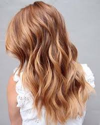 Blake lively experimentierte 2011 mit dem rötlichen blond und trug wer zu honigfarbenen sommersprossen neigt, kann seinen rotschopf gerne mit blonden strähnen mischen. Die 44 Besten Ideen Zu Kupfer Haare Mit Blonden Strahnen Haare Kupfer Haare Mit Blonden Strahnen Haarfarben