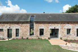 Lichens Mousses Sont Visibles En Toiture Renover Et Proteger Cette Toiture S Avere Necessaire Technitoit Dauerhafte Stifte In 2020 Renovation Architecture Farmhouse Renovation Architecture
