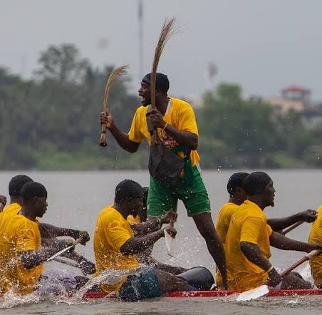 J'ai eu la chance de suivre la course de pirogue traditionnelle pendant la fête du Ngondo 2023, la fête des Sawa. 40 rameurs sur l'eau, un entraînement acharné toute l'année, des athlètes