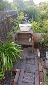 Standspiegel freistehender spiegel ankleidespiegel bodenspiegel weißschwarz de. Vintage Waschtisch Im Garten Aus Obstkiste Und Alten Stuhlbeinen Gebaut Gartenwaschbecken Garten Rustikaler Garten