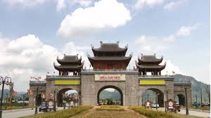 Thế tiền lục nhạc, hậu thất tinh với cấu trúc chùa tam chúc gồm có: Cáº£nh Sáº¯c Chua Tam Chuc Vá»‹nh Háº¡ Long Tren Cáº¡n