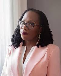 Supreme Court Justice Ketanji Brown Jackson wears the @mateonewyork Duality  Pearl Drop earrings in the September issue of @elleusa, with many thanks to  @hendricksdesigns 🧑🏾‍⚖️