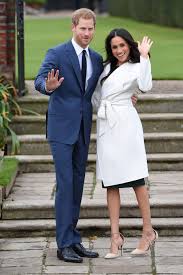 Prins harry en meghan markle verhuisden dan wel naar los angeles om een rustiger leven zonder roddelpers op te bouwen, over hun leven in de koninklijke schijnwerpers is veel bekend. Sa Kniper Drottningen Titlarna Fran Harry Och Meghan Allt Om Kungligt