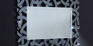 Ce miroir carré de grande qualité impressionne avec sa structure de surface extraordinaire, les faces du miroir sont disposées sous forme de prismes et enchantent chaque contemplateur. Cardinlara