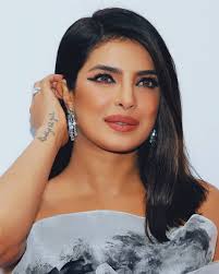 Priyanka Chopra Online On Instagram She S Unbelievably Gorgeous Man Priyankachopra Priyanka Chopra Gorgeous Men Chopra