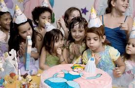 Para que un cumpleaños sea divertido tendrás que pensar en algunos juegos infantiles adecuados al lugar donde se celebre. Cumpleanos Para Ninos Seis Ideas Divertidas Y Baratas Consumer