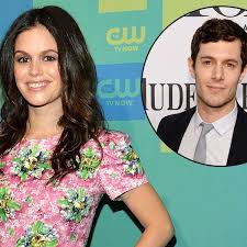 Adam brody and leighton meester have stepped out for a rare family beach day in los angeles. Adam Brody Schwarmt Von Den Filmkussen Mit Rachel Bilson Bunte De