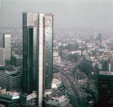 Einfaches banking, innovative app und persönliche beratung. Deutsche Bank Hochhaus Skyline Atlas
