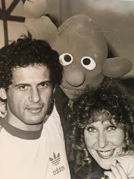 טלביזיה בשחור לבן. ערוץ אחד, החינוכית. הרבה ׳שלג׳ כשהאנטנה לא ממש מכווונת.  בירדן סרט ערבי . ולגיל הרך, סמי וסוסו. מלמדים אנגלית. ובתיה עוזיאל ׳במקרה  הבאתי איתי׳. שכונת חיים. רגע עם דוד