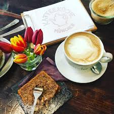 Munchen Haidhausen Zwei Madels Zwei Kopfe Ein Wille Und Jede Menge Hausgemachte Leckereien Suss Herzhaft Cafe Food Coffeeshop Mun Food Latte Drinks