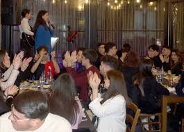 Metti una sera a cena con 40 sconosciuti: via dai social, mega gruppo su  wap - Affaritaliani.it