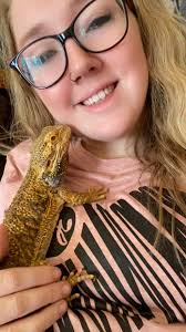 My 4 month old Zena eating her first horn worm ever & please don't come for  me she's in her bigger tank she got for Christmas that opens in the front  😁so