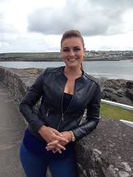Láithreoir pheil na mban beo tráchtaire rugbaí beo le tg4. Tg4 07 08 14 20 30 Feilte Sli An Atlantaigh Presenter Sile Ni Bhraonain In Kilkee 3 A Photo On Flickriver