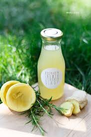 Selbstgemachte Limonade Mit Ingwer Rosmarin Und Zitrone Limonade Rezept Rosmarin Rezepte