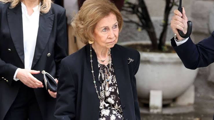 El primer ingreso hospitalario de la reina Sofía en más de 50 años y su  salud de hierro llegan a la prensa extranjera