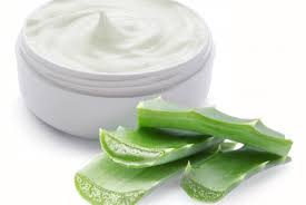 Spalmate la vostra crema antirughe completamente naturale con un leggero movimento circolare, prima di svolgere il precedente esercizio. Crema Idratante Per Pelli Sensibili Fai Da Te Con Aloe Vera