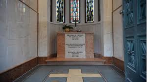 Das verfliesen einer wand erfordert gerade beim halbhohen verlegen etwas handwerkliches geschick.fliesen zu legen. Nach Sanierung Mausoleum Auf Dem Alten Friedhof In Lingen Eingeweiht