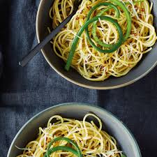 Spaghettis A La Fleur D Ail Et A L Huile D Olive Aglio E Olio Ricardo Recipe Spaghetti Recipes Easy Best Pasta Recipes Spaghetti Recipes