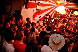 Circus bar es un restaurante especializado en comida mediterránea y las famosas pizzas artesanales hechas en horno de leña. An Amazing Bar You Must Visit If In Ios Review Of Circus Bar Chora Greece Tripadvisor