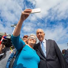 E se o presidente da república está num local com portugueses, dificilmente não existe… uma selfie a comprovar. Mais De 3 3 Dos Portugueses Tem Uma Selfie Com Marcelo Rebelo De Sousa