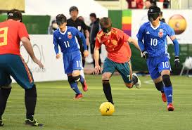 フリー百科事典『ウィキペディア（wikipedia）』 視覚障害者5人制サッカー （視覚障害者サッカー、通称： 5人制サッカー 、ブラインドサッカー 略称：ブラサカ）とは、 視覚に障害を持った 選手がプレーできるように考案された サッカー である。 Field Of View éŸ³ã¨ä¿¡é ¼é–¢ä¿‚ ã§æˆç«‹ã™ã‚‹ãƒ–ãƒ©ã‚¤ãƒ³ãƒ‰ã‚µãƒƒã‚«ãƒ¼ã®ä¸–ç•Œ æ¯Žæ—¥æ–°èž