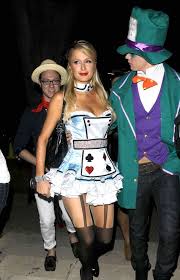 Esperada por ser de tim burton y ver qué hacía él con este cuento tan bueno. Alicia En El Pais De Las Maravillas Y Sombrerero Loco Disfraz Pareja Disfraces Parejas Disfraces Disfraces De Famosos