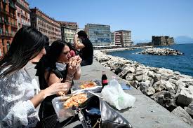 Il lungomare di napoli è stato sferzato dalla pioggia e colpito da una violenta mareggiata che ha abbattuto alcuni muretti borbonici. Napoli Coronavirus Fase 2 Lungomare Preso D Assalto Tra Tuffi E Tintarella E Pic Nic Con La Pizza D Asporto La Repubblica