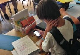 Sebenarnya penggunaan telefon bimbit mungkin lebih berbahaya daripada kemungkinan gangguan. Pelajar Wajar Dibenarkan Bawa Telefon Pintar Ke Sekolah Setuju Atau Tidak Setuju Remaja