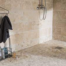 Installer une cuisine contemporaine ouverte sur le salon sous des combles, accueillir la lumière naturelle par de grands volumes et des couleurs claires, mettre en valeur un parquet en point de hongrie, créer une grande salle de bain avec des rangements… Pierre Naturelle Sol Et Mur Ivoire Travertin L 20 X L 50 Cm Travertino Disegni Piastrelle Da Bagno Bagno In Pietra