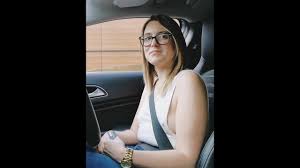 Nipslip wagen sich in der Öffentlichkeit am Drive-Thru - Nippel Slip blinkt