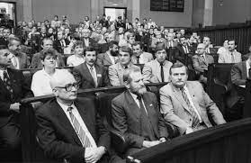 Pierwsze posiedzenie sejmu otwiera marszałek senior powołany przez prezydenta spośród najstarszych wiekiem /25 pierwsze posiedzenie sejmu. 30 Lat Temu Po Raz Pierwszy Zebral Sie Parlament Wyloniony W Wyborach 4 Czerwca Dzieje Pl Historia Polski