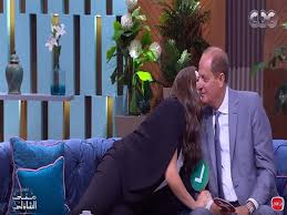 والدها الملحن هاني مهنا ووالدتها فرنسية، درست إدارة الأعمال في مدينة برشلونة في إسبانيا. Ù‡Ù†Ø§Ø¯ÙŠ Ù…Ù‡Ù†Ø§ Øª Ù‚ Ø¨ Ù„ ÙˆØ§Ù„Ø¯Ù‡Ø§ Ø¹Ù„Ù‰ Ø§Ù„Ù‡ÙˆØ§Ø¡ ÙˆØªØ¹ØªØ±Ù Ø¨Ù‡Ø±ÙˆØ¨Ù‡Ø§ Ù…Ù† Ø§Ù„ Ù…ØµØ±Ø§ÙˆÙ‰