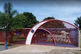 Um homem armado com um facão invadiu hoje uma creche municipal em saudades, a 446 km de florianópolis (sc), e desferiu golpes com crianças e adultos dentro do estabelecimento de ensino. Alegando Perseguicao Homem Invade Creche Na Asa Norte