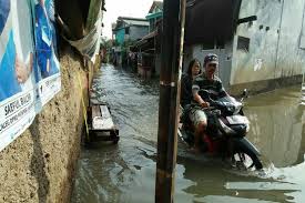 Banjir merendam beberapa kampung di desa pusakasari, kecamatan leles dan desa mekar sari mengerikan!! Banjir Di Kabupaten Bandung Mulai Surut Sebagian Warga Masih Bertahan Di Pengungsian