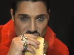 Ricardo Fort disfrutando choripan en la calle