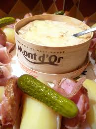 Ce fromage s'accompagne des vins blancs et rouges du jura et d'arbois on peut aussi déguster le mont d'or chaud, creusé en son. Mont D Or Au Four L Telier De Stell